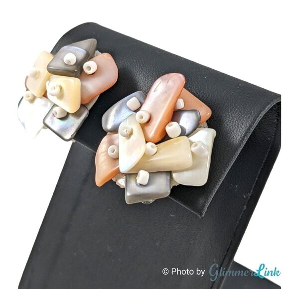 Vintage Japan Mid-century Peach Gray Shell Cluster Silver Tone Clip On Earrings - Picture 1 of 12